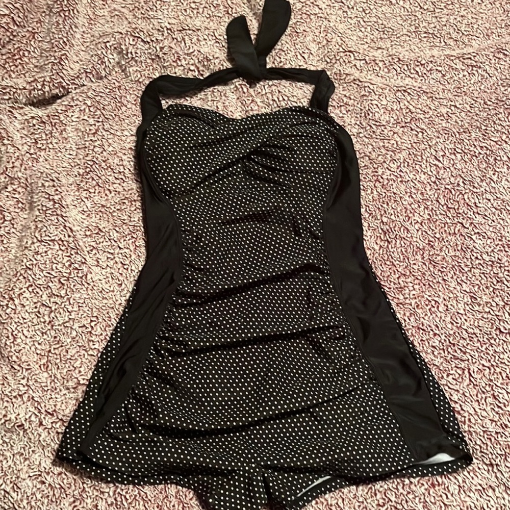 One piece shorts style swimsuit - Medium - only worn once